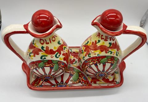 Set olio e aceto con vassoio decoro rosso con carretto siciliano in ceramica siciliana Produzione artigianale Santo Stefano di Camastra h.18cm