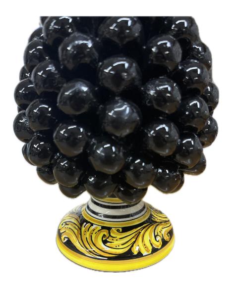 Pigna siciliana in ceramica nera con piede decorato giallo Produzione artigianale di Caltagirone H 20cm
