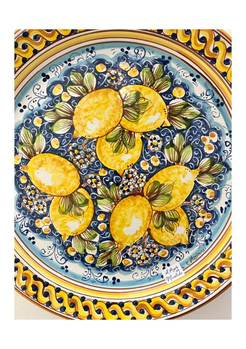 Piatto con limoni in ceramica siciliana da parete fondo blu Produzione artigianale di Caltagirone diametro 43cm