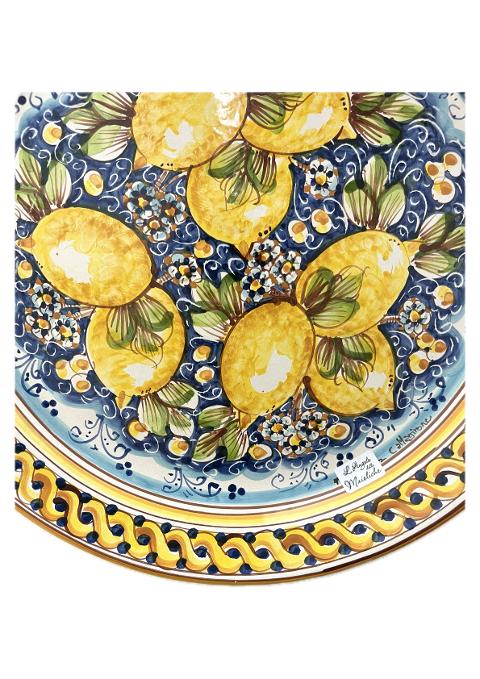 Piatto con limoni in ceramica siciliana da parete fondo blu Produzione artigianale di Caltagirone diametro 43cm