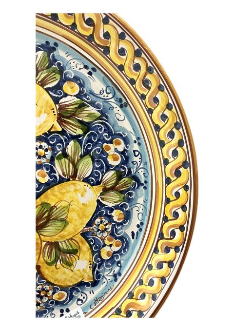 Piatto con limoni in ceramica siciliana da parete fondo blu Produzione artigianale di Caltagirone diametro 43cm