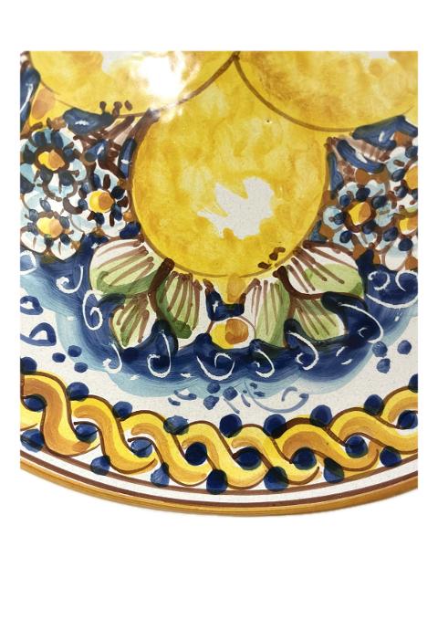 Piatto ornamentale da parete decoro limoni con treccia fondo blu in ceramica siciliana Produzione artigianale di Caltagirone diametro 26cm