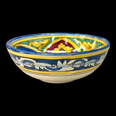 Ciotola centrotavola in ceramica siciliana decoro barocco floreale bordeaux giallo e blu Produzione artigianale di Santo Stefano di Camastra Diametro 20cm