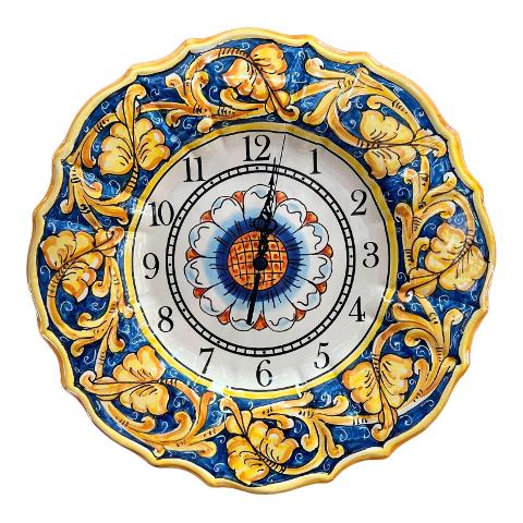Orologio da parete in ceramica siciliana smerlato decoro barocco blu e giallo Produzione artigianale di Santo Stefano di Camastra diametro 45cm