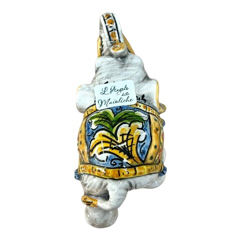 Elefante portafortuna in ceramica siciliana decoro ornato fondo blu Produzione artigianale di Caltagirone lunghezza 15cm