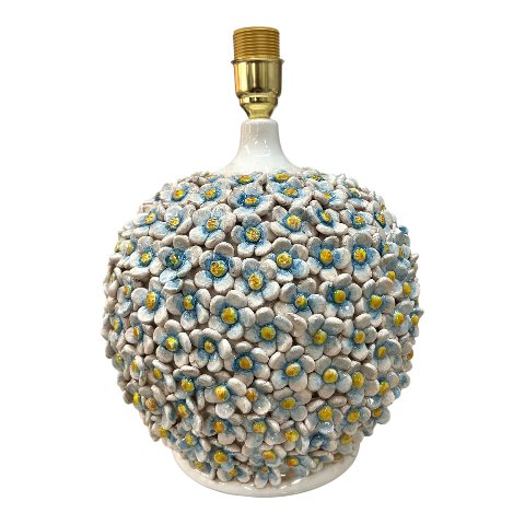 Lume floreale con applicazioni di margherite decoro fumé Produzione artigianale di Caltagirone h.60cm