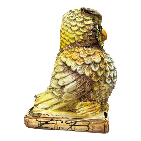 Gufo su libro in ceramica siciliana decoro giallo e marrone effetto naturale Produzione artigianale di Caltagirone h.30cm
