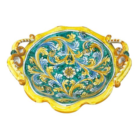 Centrotavola smerlato con manici in ceramica siciliana decoro ornato barocco fondo verde Produzione artigianale di Caltagirone Diametro 30cm