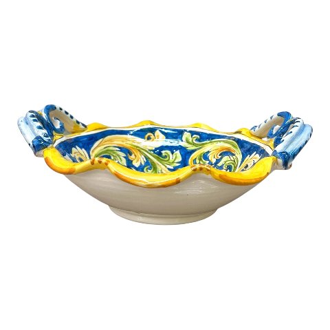 Centrotavola smerlato con manici in ceramica siciliana decoro ornato barocco fondo blu Produzione artigianale di Caltagirone Diametro 30cm