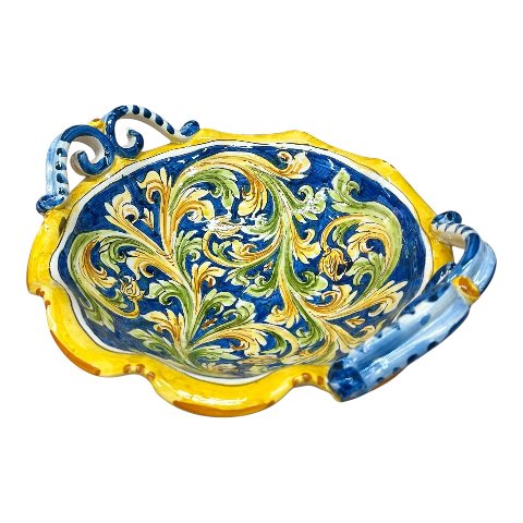 Centrotavola smerlato con manici in ceramica siciliana decoro ornato barocco fondo blu Produzione artigianale di Caltagirone Diametro 30cm