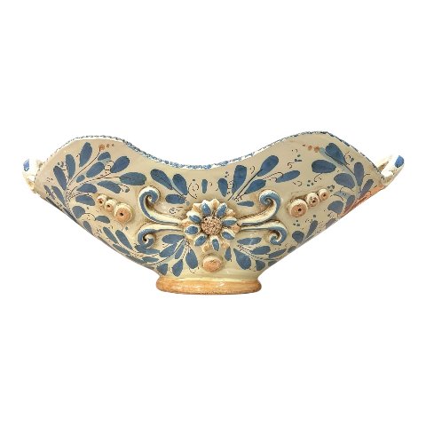 Centrotavola smerlato con manici e applicazioni decoro seicento blu Produzione artigianale di Caltagirone Lunghezza 50cm