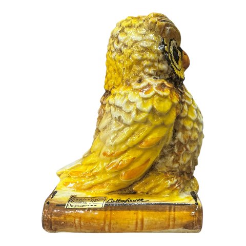 Gufo su libro in ceramica siciliana decoro giallo e marrone effetto naturale Produzione artigianale di Caltagirone h.20cm