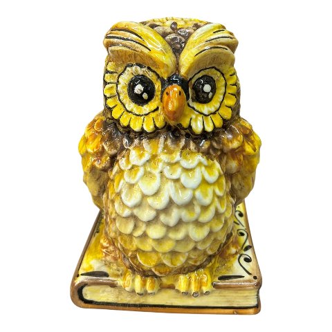 Gufo su libro in ceramica siciliana decoro giallo e marrone effetto naturale Produzione artigianale di Caltagirone h.20cm