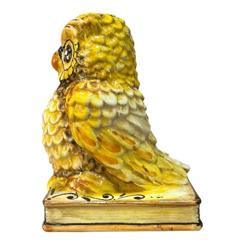Gufo su libro in ceramica siciliana decoro giallo e marrone effetto naturale Produzione artigianale di Caltagirone h.20cm