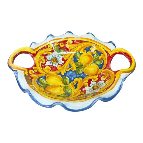 Centrotavola smerlato con manici in ceramica siciliana decoro con limoni fondo rosso e blu Produzione artigianale di Santo Stefano di Camastra lunghezza 30cm