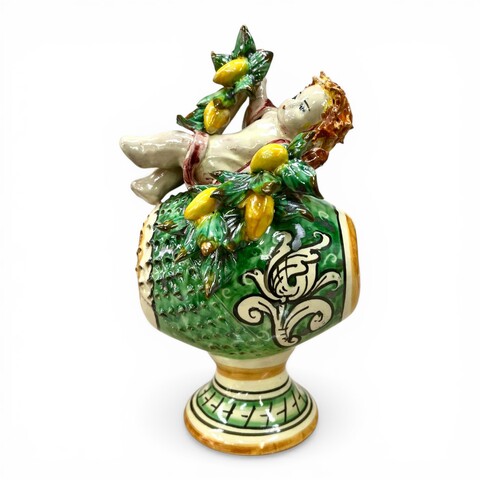 Putto su barile in ceramica siciliana decoro verde ramina Produzione artigianale di Caltagirone h.20cm