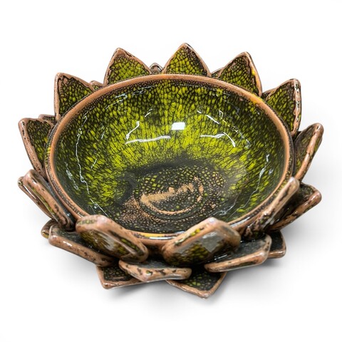 Centrotavola fiore di loto decoro mattone e giallo effetto marmo in ceramica siciliana Produzione artigianale di Santo Stefano di Camastra Diametro 23cm