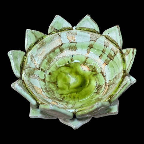 Centrotavola fiore di loto decoro verde mela e bianco in ceramica siciliana Produzione artigianale di Santo Stefano di Camastra Diametro 20cm