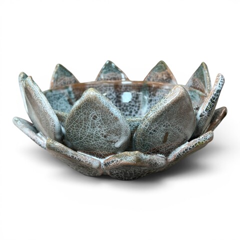 Centrotavola fiore di loto decoro azzurro e pietra effetto marmo Produzione artigianale di Santo Stefano di Camastra Diametro 20cm