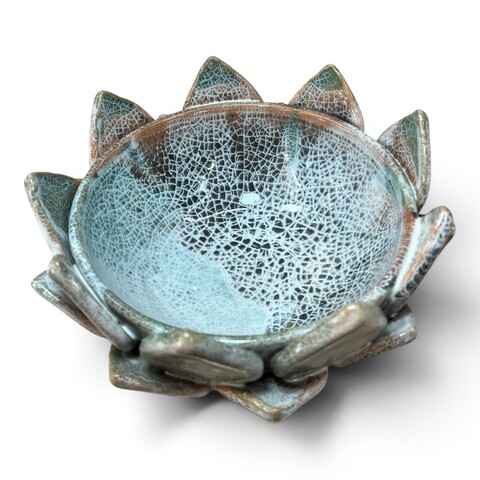 Centrotavola fiore di loto decoro azzurro e pietra effetto marmo Produzione artigianale di Santo Stefano di Camastra Diametro 20cm