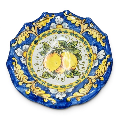 Centrotavola smerlato decoro ornato con limoni fondo blu in ceramica siciliana Produzione artigianale di Santo Stefano di Camastra Diametro 30cm