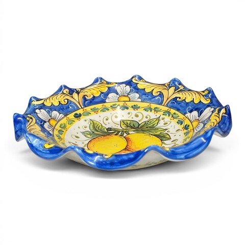 Centrotavola smerlato decoro ornato con limoni fondo blu in ceramica siciliana Produzione artigianale di Santo Stefano di Camastra Diametro 30cm