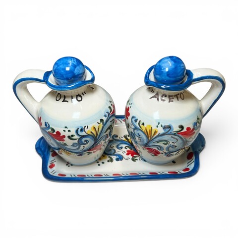 Set Olio e Aceto con vassoio decoro Angelica blu e rosso in ceramica siciliana Produzione artigianale di Santo Stefano di Camastra h.18cm