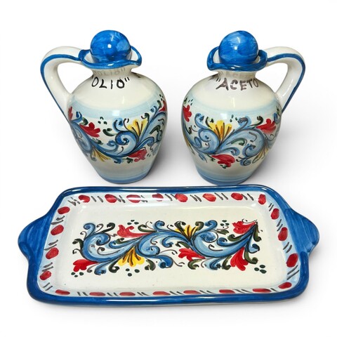 Set Olio e Aceto con vassoio decoro Angelica blu e rosso in ceramica siciliana Produzione artigianale di Santo Stefano di Camastra h.18cm
