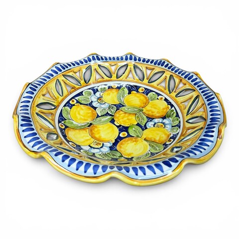 Centrotavola smerlato decoro limoni e margherite fondo blu intagliato in ceramica siciliana Produzione artigianale di Caltagirone Diametro 40cm