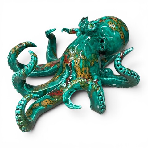 Scultura Polpo grande decoro verde ramina con sfumature rosse e gialle in ceramica siciliana Produzione artigianale di Palermo lunghezza 30cm