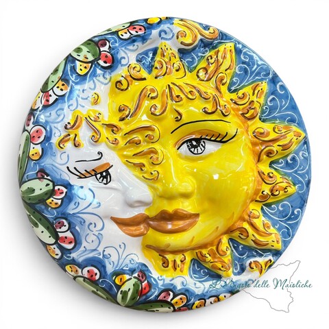 Sole e luna abbraccio da parete decoro fichi d'india fondo blu in ceramica siciliana Produzione artigianale di Caltagirone Diametro 25cm