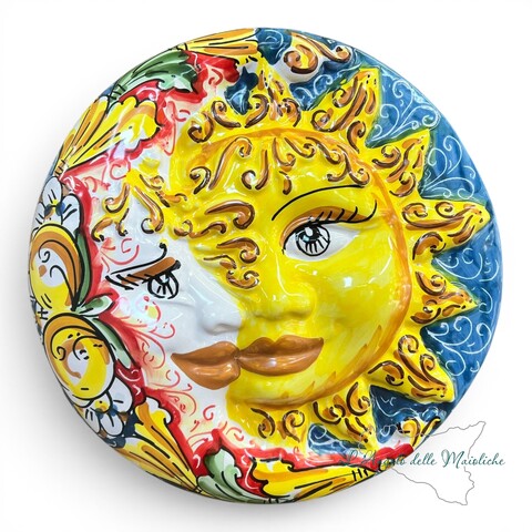 Sole e luna abbraccio da parete decoro limoni fondo blu e rosso in ceramica siciliana Produzione artigianale di Caltagirone Diametro 25cm