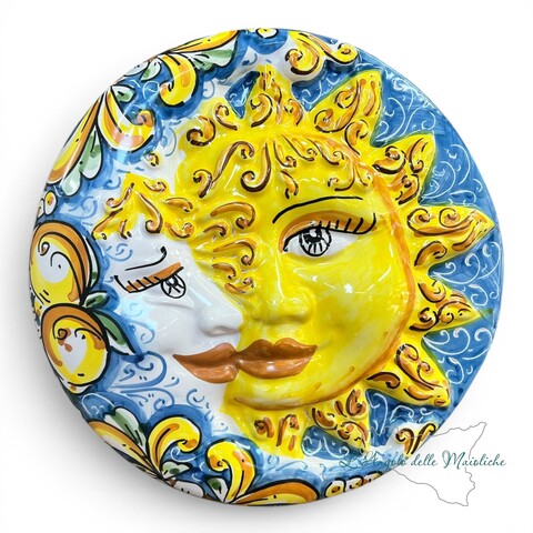 Sole e luna abbraccio da parete decoro limoni fondo blu in ceramica siciliana Produzione artigianale di Caltagirone Diametro 25cm