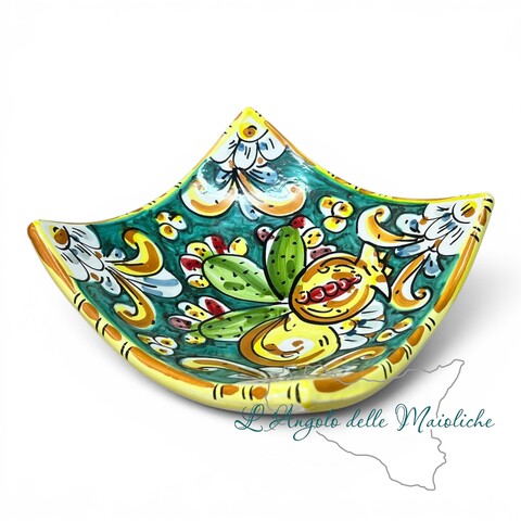 Svuota tasche Porta caramelle con limoni fichi d’india e melograno fondo verde in ceramica siciliana Produzione artigianale di Caltagirone Lunghezza 17cm