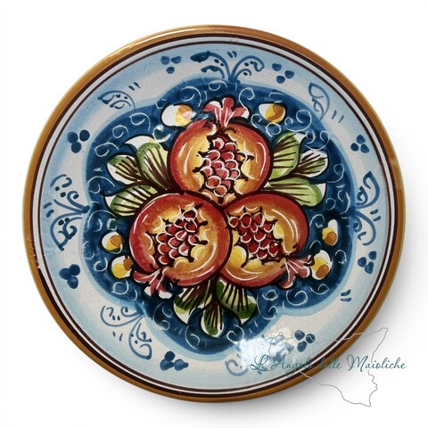 Piatto ornamentale piccolo da parete decoro melograni fondo blu in ceramica siciliana Produzione artigianale di Caltagirone Diametro 18cm