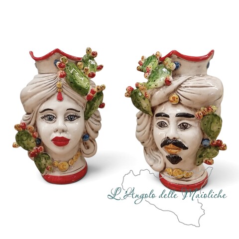 Teste di moro con corona turbante e fichi d’india applicati decoro rosso fumé in ceramica siciliana Produzione artigianale di Caltagirone h.20cm