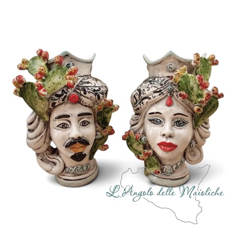 Teste di moro con corona turbante e fichi d’india applicati decoro fumé in ceramica siciliana Produzione artigianale di Caltagirone h.20cm