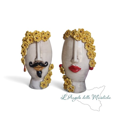 Teste di moro Contempus con fiori gialli in ceramica siciliana Produzione artigianale di Caltagirone h.22cm