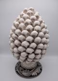 Pigna siciliana in ceramica bianco antico/fumé h.25 cm Produzione artigianale di Caltagirone con base decorata