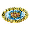 Piatto ornamentale ovale da parete in ceramica siciliana con melograni fondo blu Produzione artigianale di Caltagirone Lunghezza 22cm