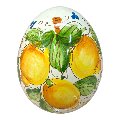 Uovo di Pasqua in ceramica siciliana con limoni e margherite fondo bianco Produzione artigianale di Santo Stefano di Camastra h.20cm