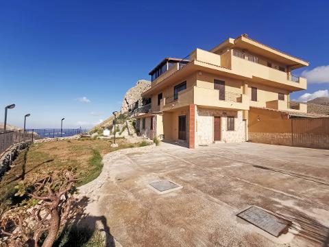 Porzione di villa in Vendita a Palermo Partanna Mondello