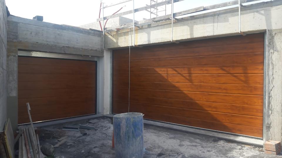 Porte sezionali effetto legno