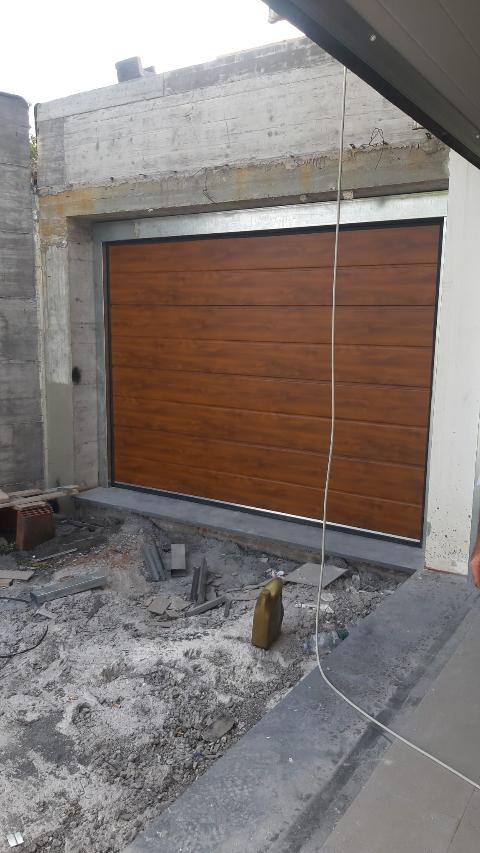 Porte sezionali effetto legno