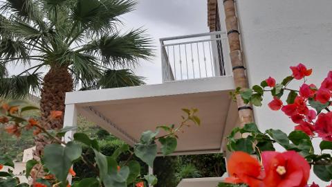 Pergola bioclimatica BioRoll MV living autoportante a lamelle orientabili