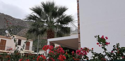 Pergola bioclimatica BioRoll MV living autoportante a lamelle orientabili
