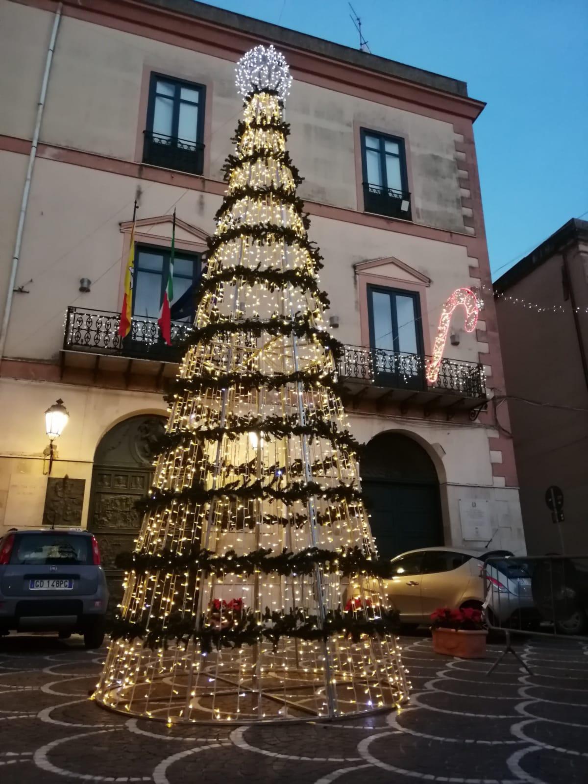 ALBERO CON GHIRLANDE VERDI 7 mt Luminarie Natalizie per Piazze