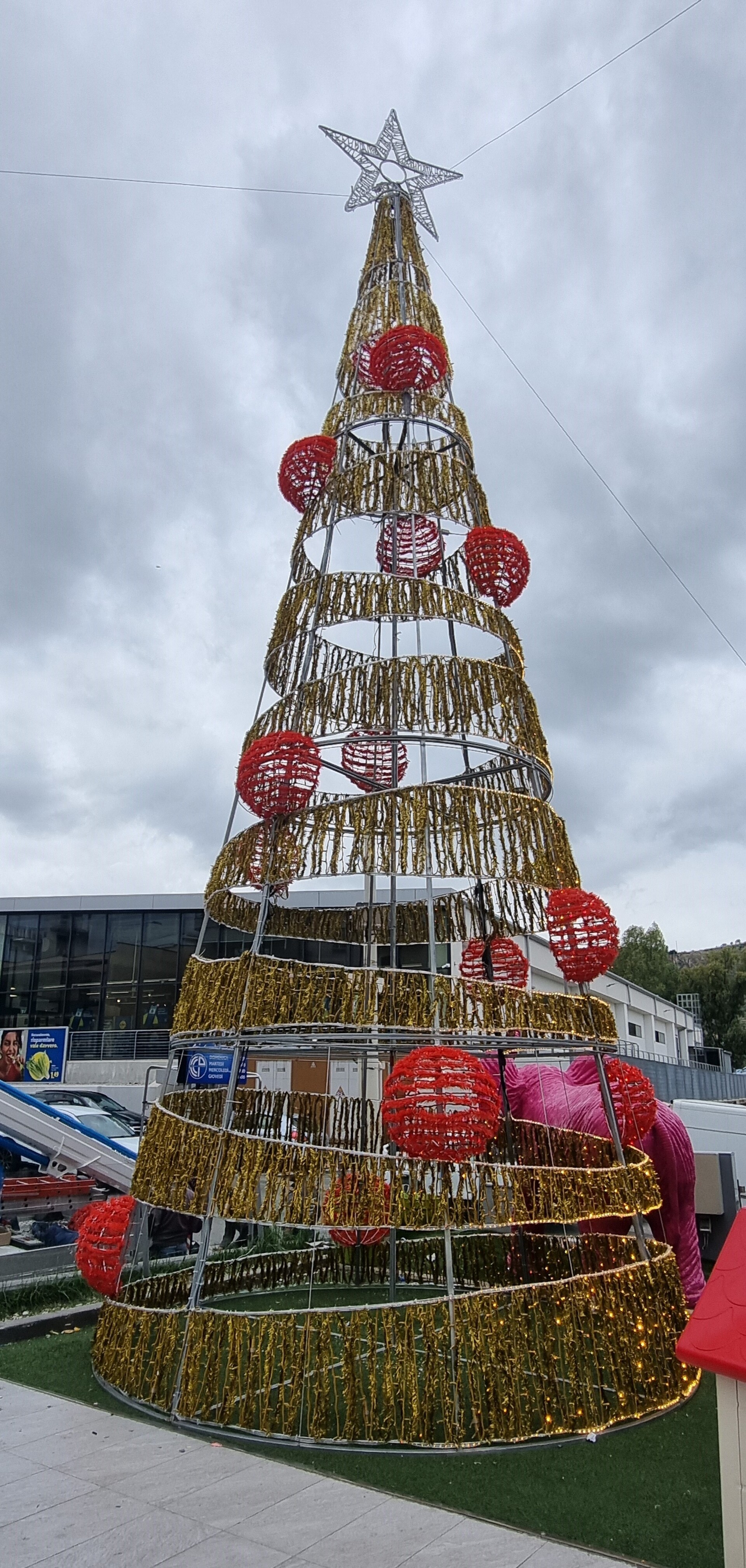 ALBERO SPIRALE SCOMPOSTA CON SFERE 12Mt Luminarie Natalizie per Piazze