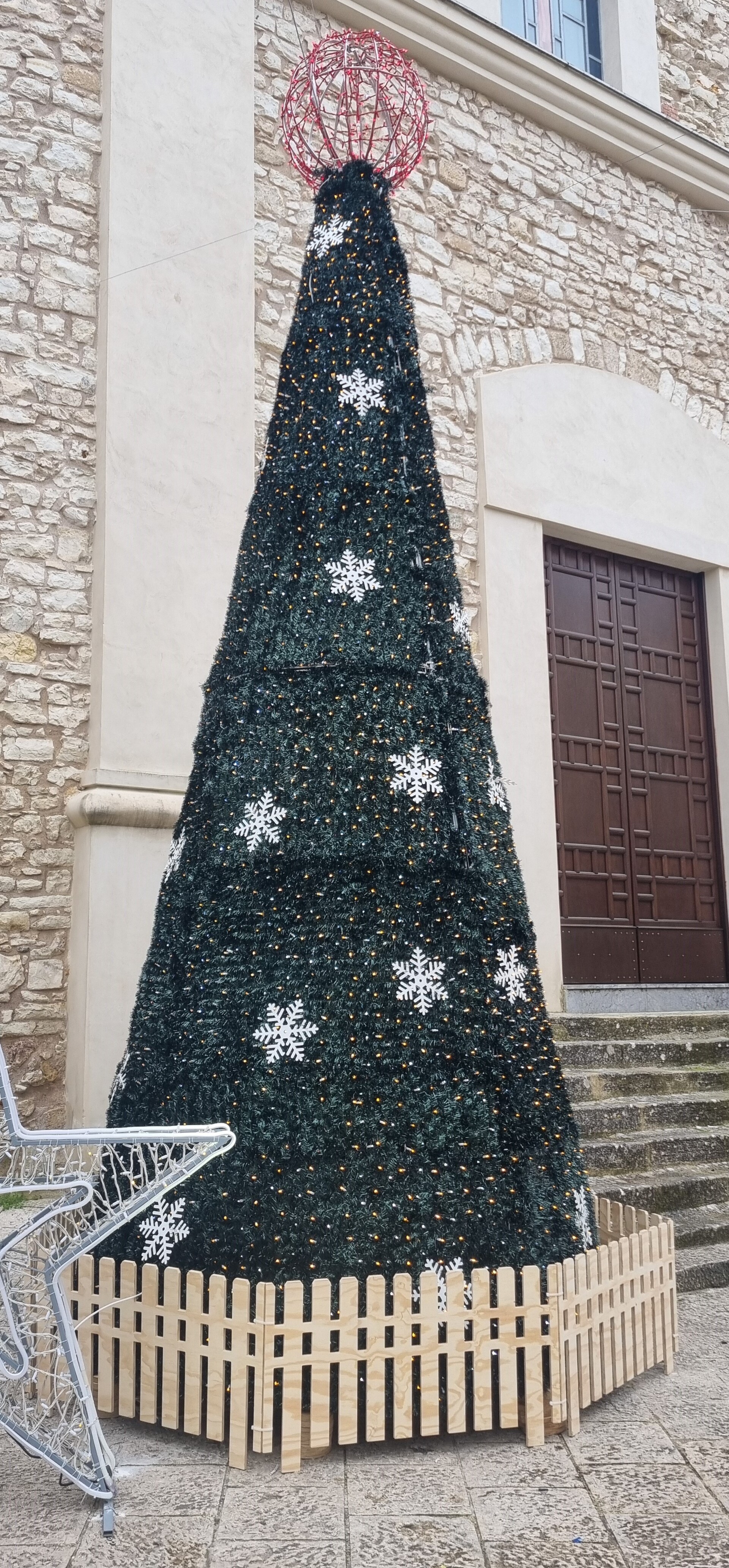 ALBERO CARPET VERDE CON FIOCCHI 7 mt Luminarie Natalizie per Piazze