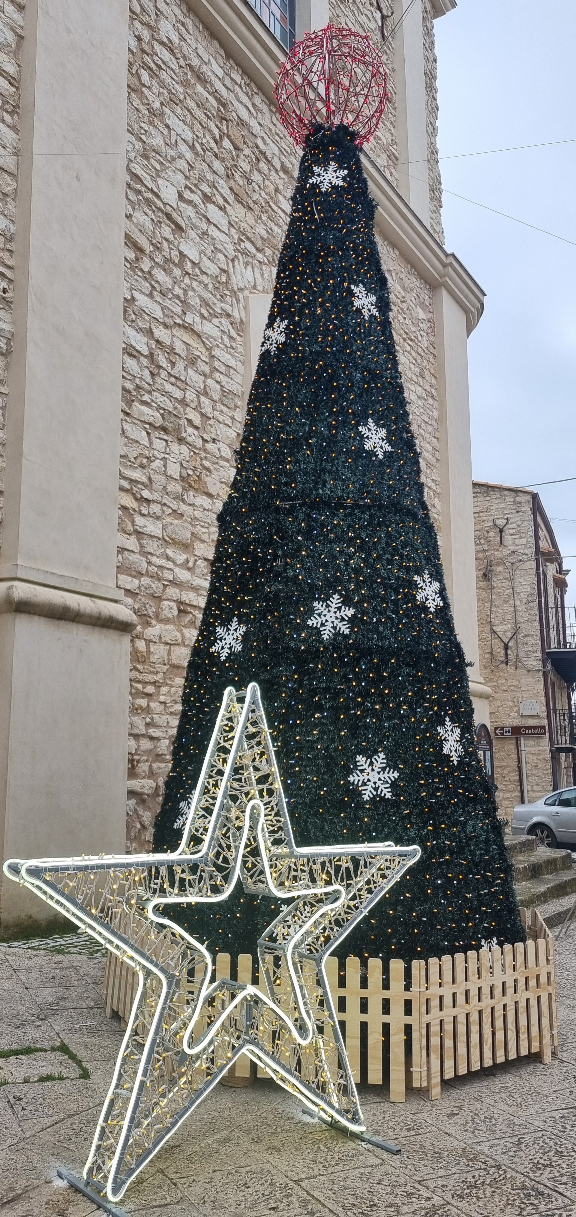 ALBERO CARPET VERDE CON FIOCCHI 7 mt Luminarie Natalizie per Piazze